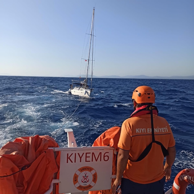 Datça ilçesi açıklarında sürüklenen tekne kurtarıldı