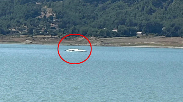 Burdur'da eğitim uçağı, yangın tatbikatı sırasında gölden su alırken kaza kırıma uğradı (2)
