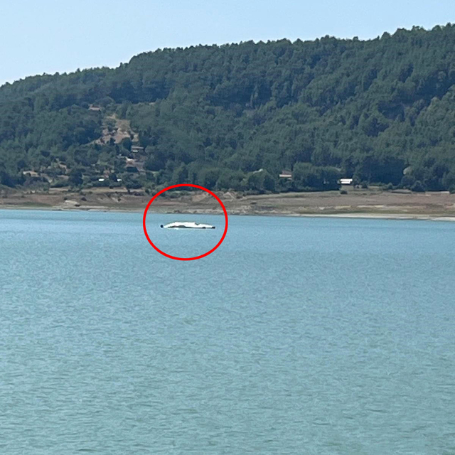 Burdur'da eğitim uçağı, yangın tatbikatı sırasında gölden su alırken kaza k...