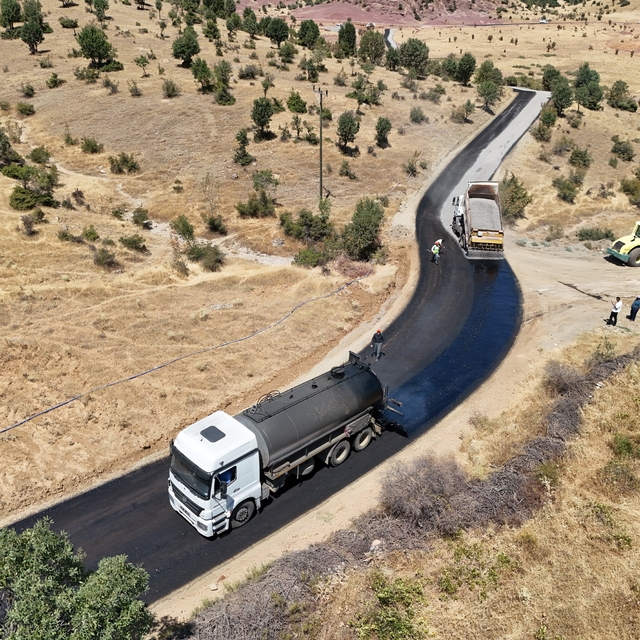 Kavurucu sıcakta köy yollarını asfaltlıyorlar