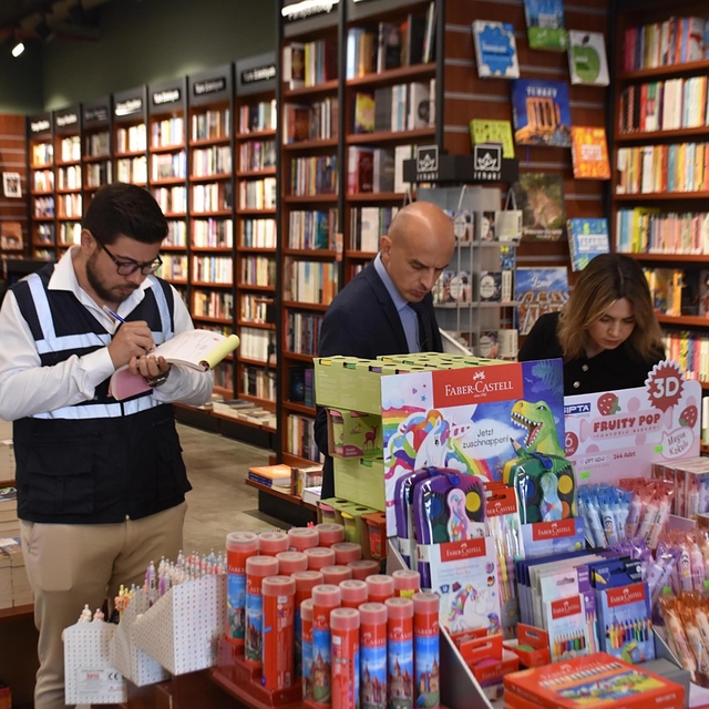 izmir'deki kırtasiyelerde fahiş fiyat ve ürün güvenliği denetimi