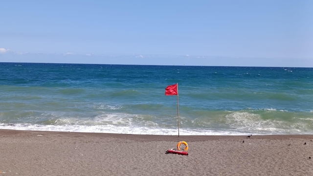 Akçakoca'da olumsuz hava şartları nedeniyle denize girmek yasaklandı