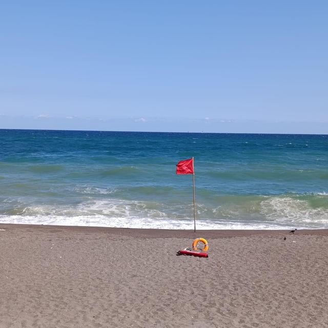 Akçakoca'da olumsuz hava şartları nedeniyle denize girmek yasaklandı