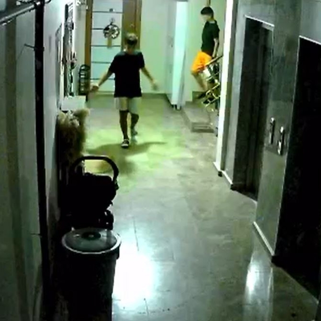 Hırsızlar  çaldıkları ayakkabıların yeni olduğunu görünce oynadı; o anlar k...