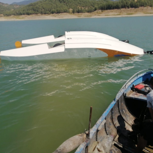 Burdur'da eğitim uçağı, yangın tatbikatı sırasında gölden su alırken kaza k...