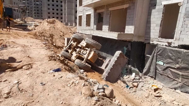 Malatya'da devrilen iş makinesinin altında kalan işçi öldü