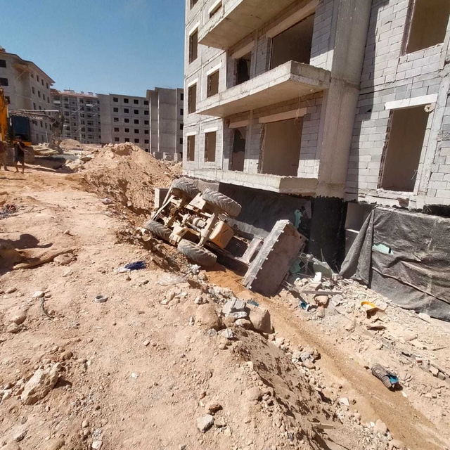 Malatya'da devrilen iş makinesinin altında kalan işçi öldü