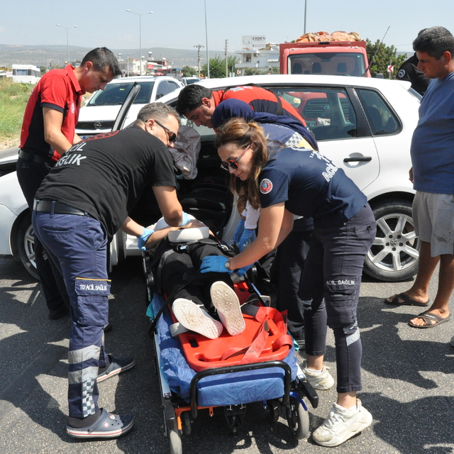 Mersin'de bariyere çarpan otomobilin sürücüsü yaralandı