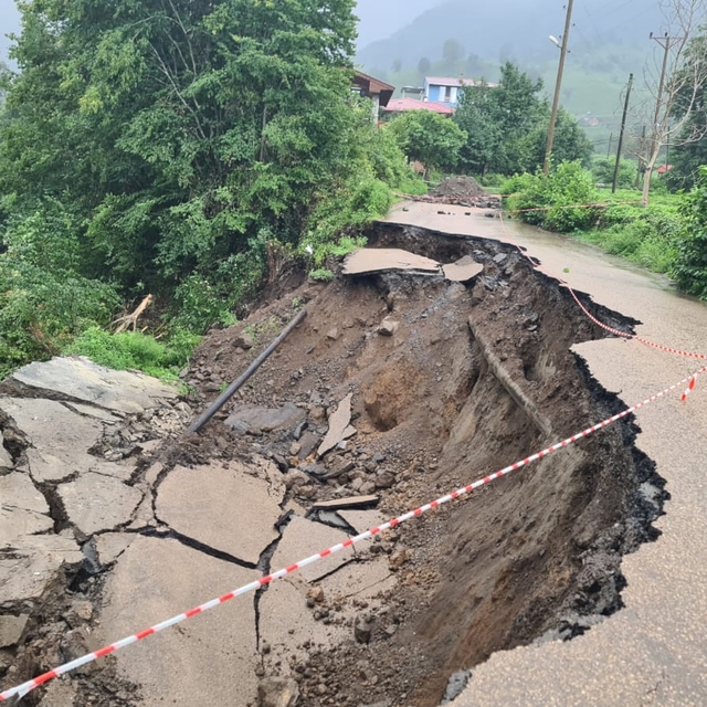 Artvin'de heyelan nedeniyle 2 köy yolu ulaşıma kapandı