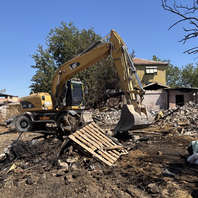 İzmir'de barakada çıkan yangında 34 küçükbaş hayvan telef oldu