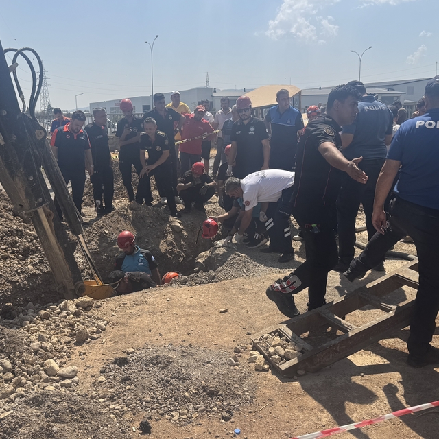 Kahramanmaraş'ta göçük altında kalan iş makinesi operatörü kurtarıldı