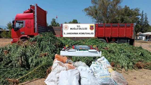 Uyuşturucuyla yakalanan evli çift tutuklandı