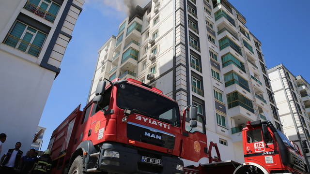 Diyarbakır'da evde çıkan yangına müdahale eden 3 itfaiye eri dumandan etkilendi
