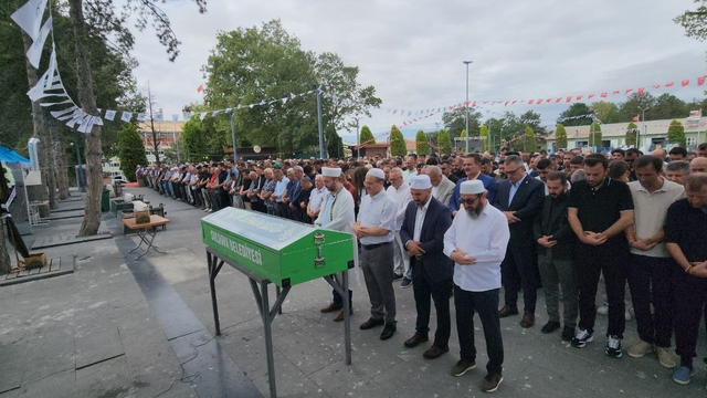 Denizde boğulma tehlikesi geçiren sınıf öğretmeni yaşamını yitirdi