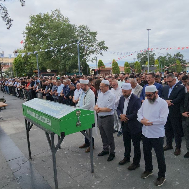 Denizde boğulma tehlikesi geçiren sınıf öğretmeni yaşamını yitirdi