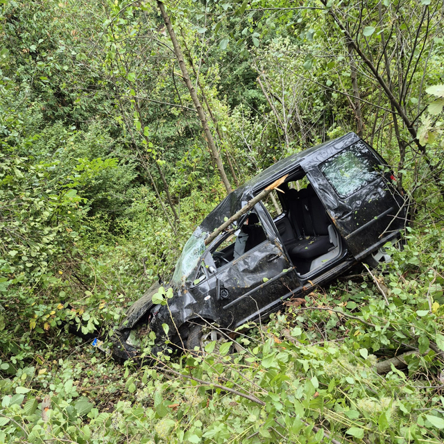 Hafif ticari araç şarampole yuvarlandı; 1 ölü 2 yaralı