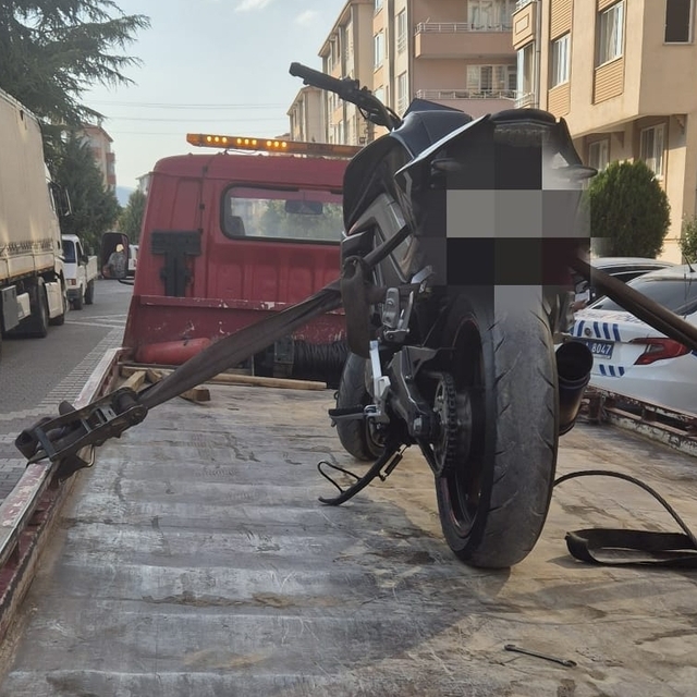 Konya'da ehliyetsiz ve abartı egzozlu motosiklet kullanan sürücüye 61 bin l...