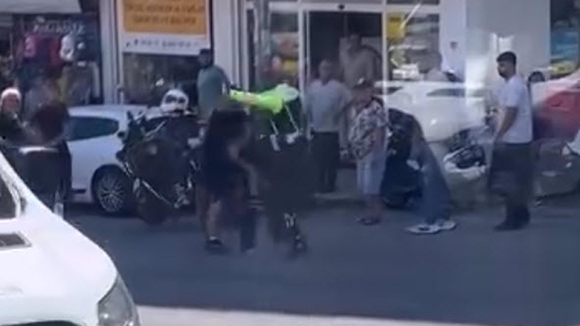 Trafik polisine saldırdılar; o anlar kamerada