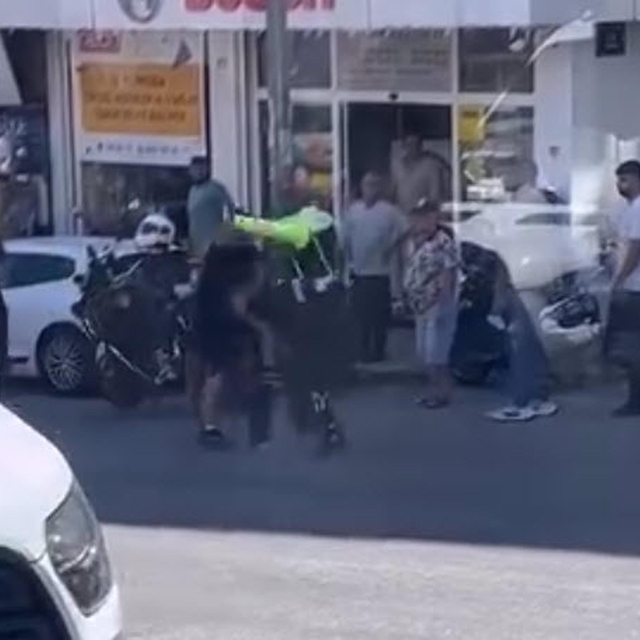 Trafik polisine saldırdılar; o anlar kamerada