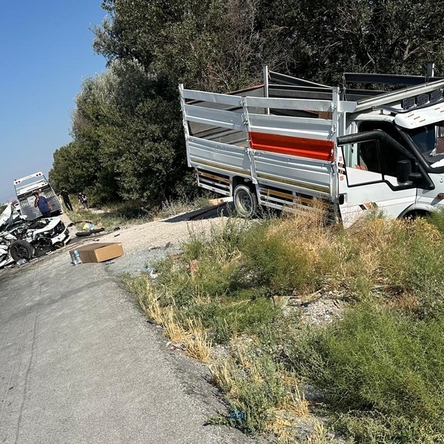 Konya'da kamyonetle otomobilin çarpıştığı kazada 1 kişi öldü 5 kişi yaralan...