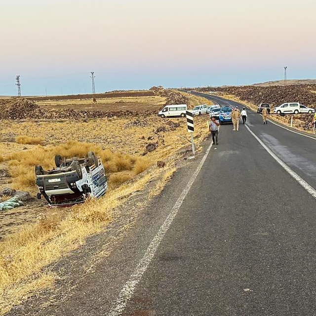 Şanlıurfa'da şarampole devrilen pikaptaki 2 kişi yaralandı
