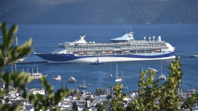 Bodrum'a iki kruvaziyer ile 2 bin 609 yolcu geldi