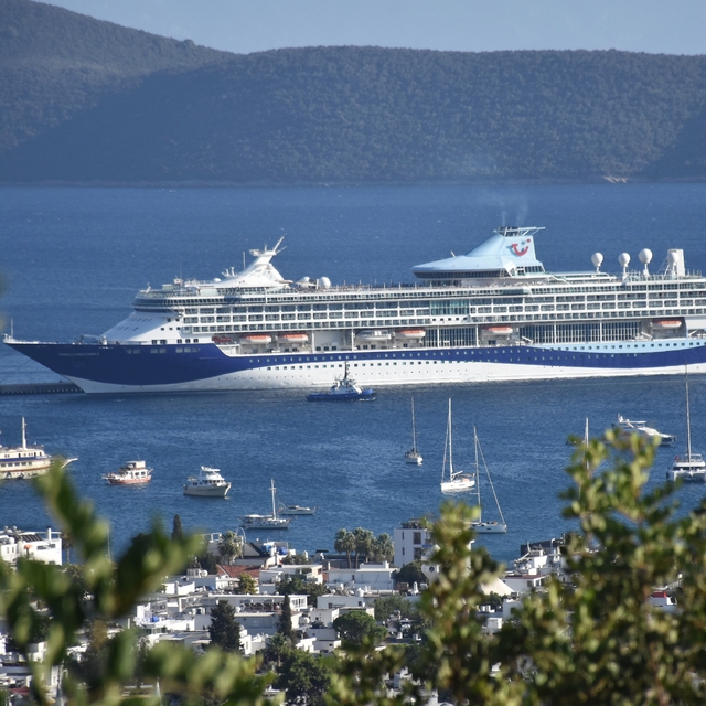 Bodrum'a iki kruvaziyer ile 2 bin 609 yolcu geldi