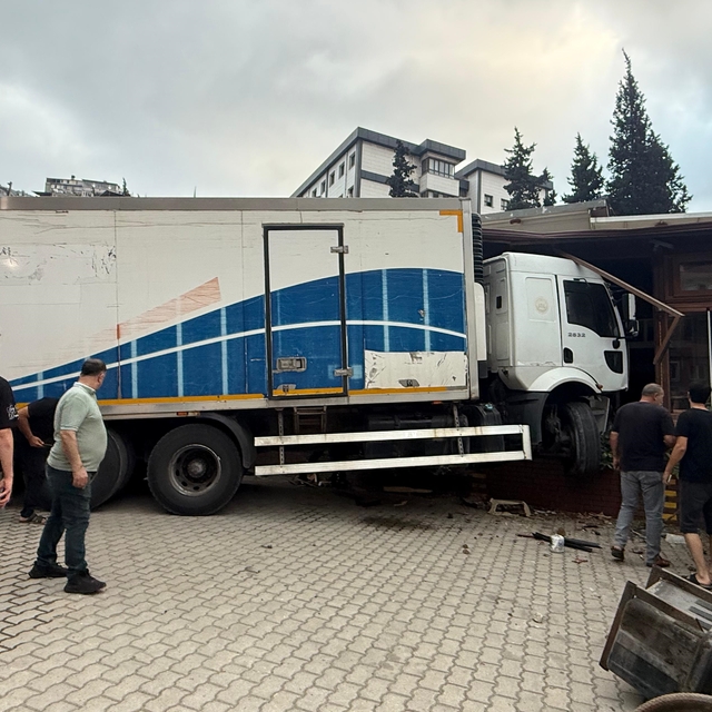 Hatay'da vidanjör ve restorana çarpan kamyonun şoförü yaralandı