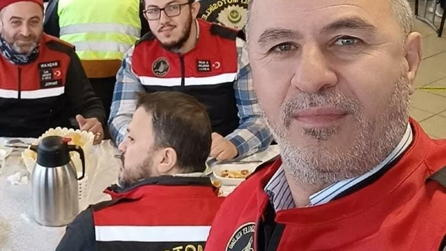 Kazada ölen oğlunun cenaze namazını kıldırdı