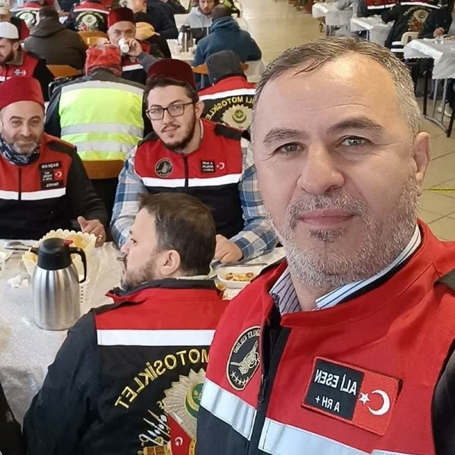 Kazada ölen oğlunun cenaze namazını kıldırdı