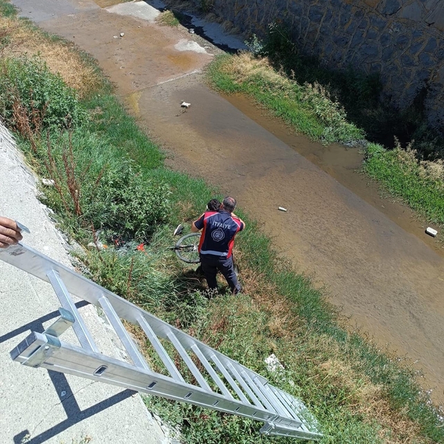 Kars'ta kanala düşen çocuk itfaiye tarafından kurtarıldı