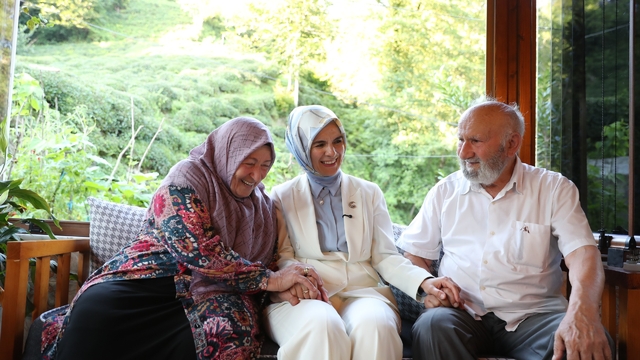 Bakan Göktaş Rize'de 63 yıllık evli Kanbur çiftine misafir oldu