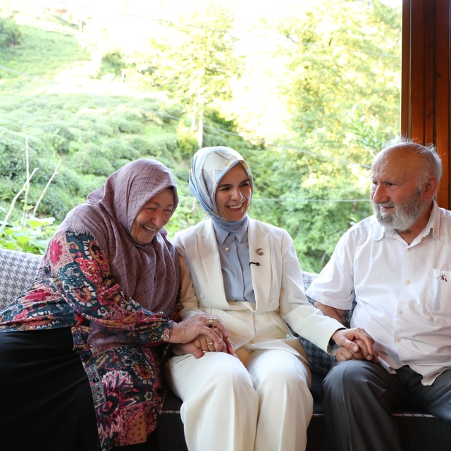 Bakan Göktaş Rize'de 63 yıllık evli Kanbur çiftine misafir oldu