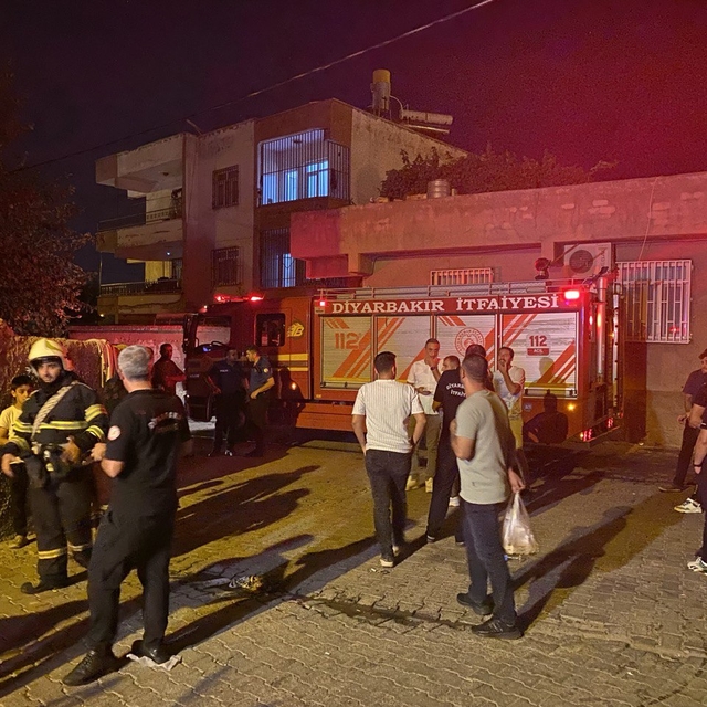Diyarbakır'da bir apartmanda çıkan yangında 4 kişi yaralandı
