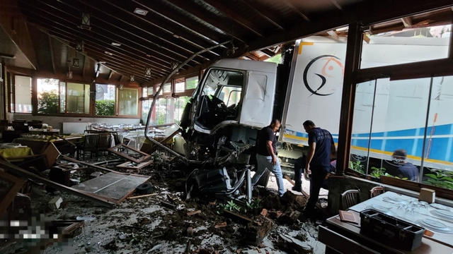 Freni boşalan kamyon, restorana girdi: kaza anı kamerada