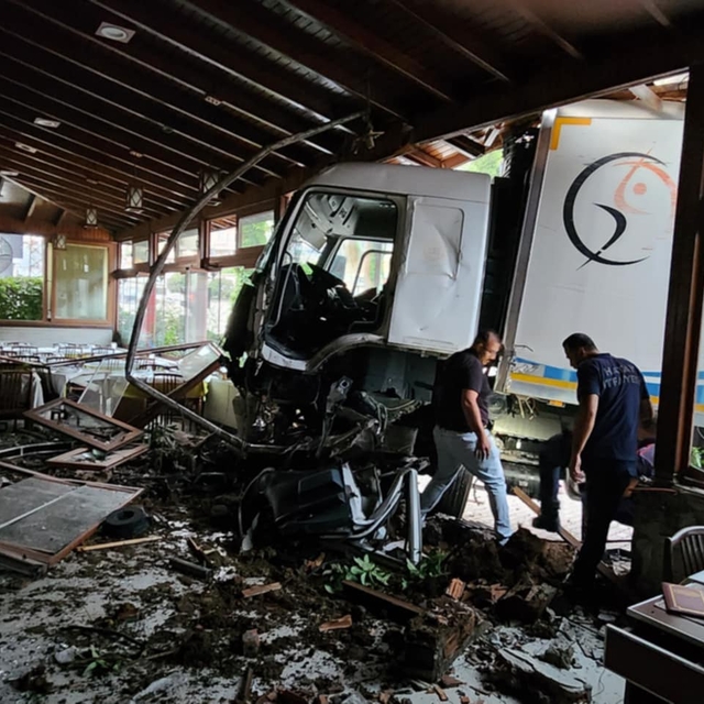 Freni boşalan kamyon, restorana girdi: kaza anı kamerada