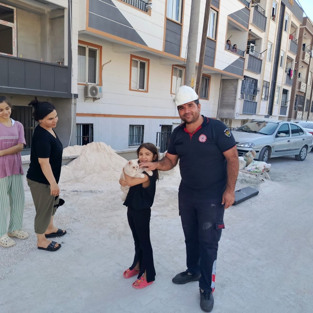 Şanlıurfa'da pencerede mahsur kalan kediyi itfaiye kurtardı