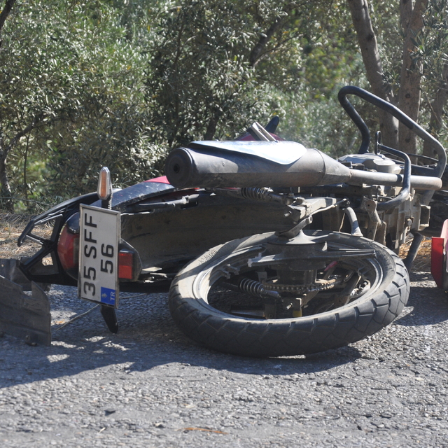 İzmir'de pikapla motosikletin çarpıştığı kazada 1 kişi öldü, 1 kişi yaralan...