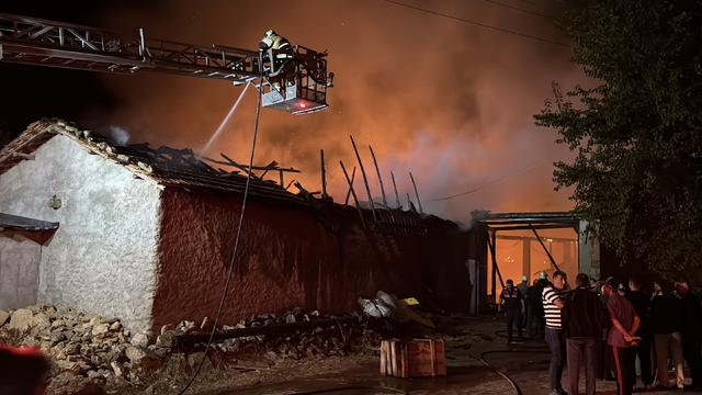 Kütahya'da 2 köy evi, 3 samanlık ve 2 ahır yandı