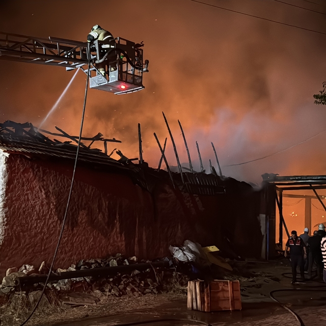 Kütahya'da 2 köy evi, 3 samanlık ve 2 ahır yandı