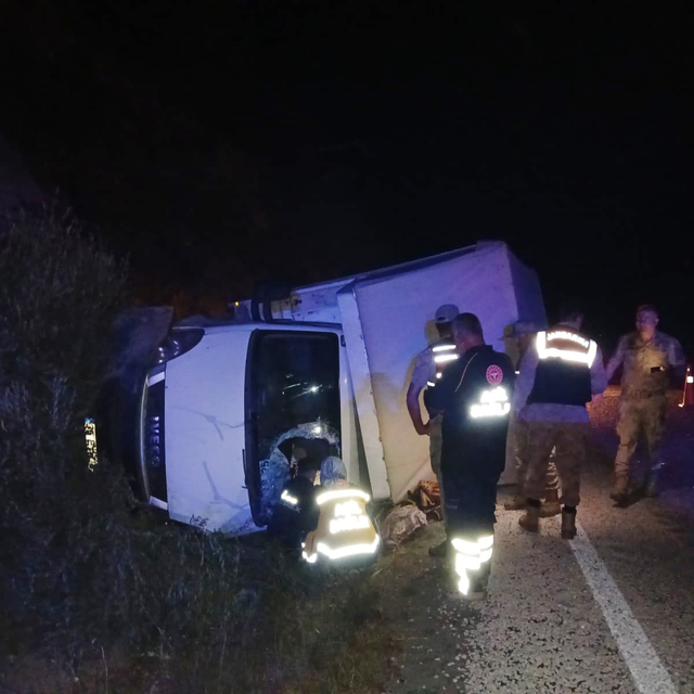 Erzincan'da devrilen kamyonetin sürücüsü öldü