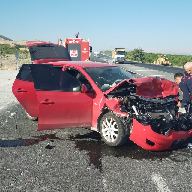 Malatya'da çekiciye bağlı römorka çarpan otomobildeki 5 kişi yaralandı