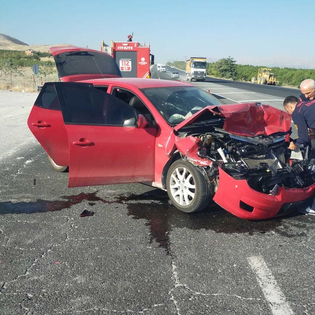 Malatya'da otomobil çekiciye çarptı: 5 yaralı