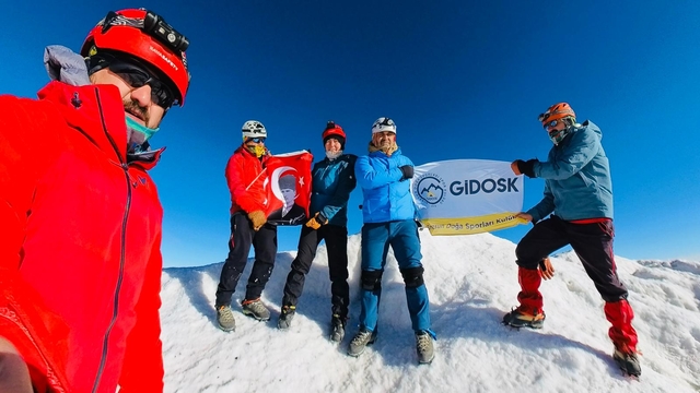 GİDOSK sporcuları Ağrı Dağı'na tırmandı