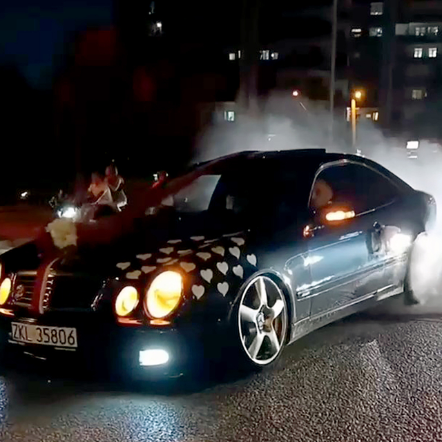 Düğün konvoyunda yolu kapatıp, lastik yakan sürücüye 10 bin 260 lira ceza