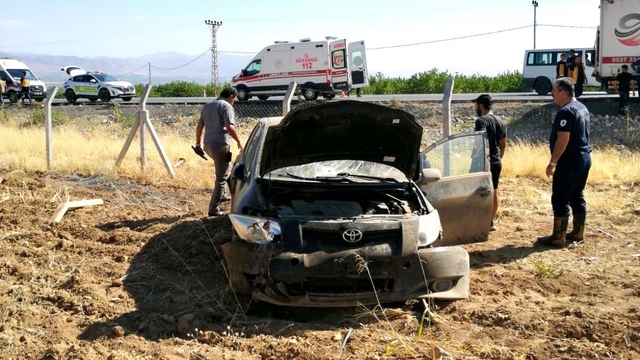Malatya'da otomobil devrildi; emniyet müdür yardımcısı ile ailesi yaralı