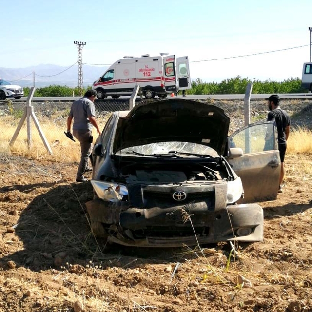 Malatya'da otomobil devrildi; emniyet müdür yardımcısı ile ailesi yaralı