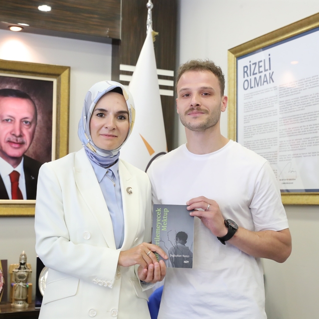 Devlet korumasında yetişen genç, hayat hikayesini yazdığı kitabını Bakan Gö...