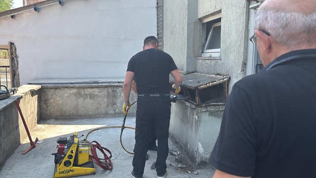 Karabük'te havalandırma boşluğuna düşen kedi kurtarıldı