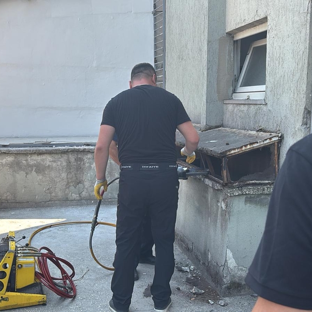 Karabük'te havalandırma boşluğuna düşen kedi kurtarıldı